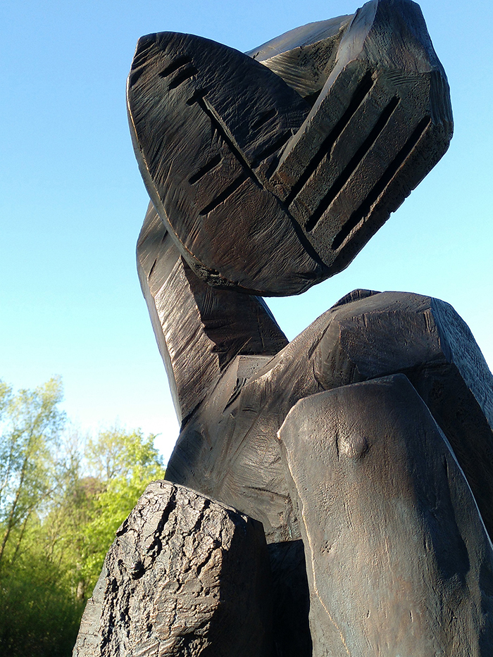 Hockende, Bronze, Höhe 139cm